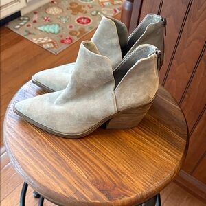 Vince Camuto Grandina pointy toe block heel ankle boot real leather size 9 euc